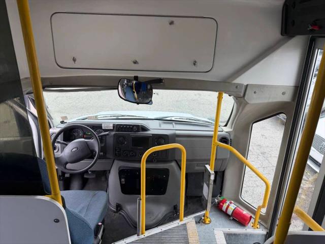 2014 Ford E-450 Cutaway Base