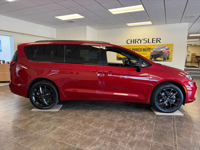 2026 Chrysler Pacifica Select AWD
