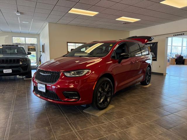 2026 Chrysler Pacifica Select AWD