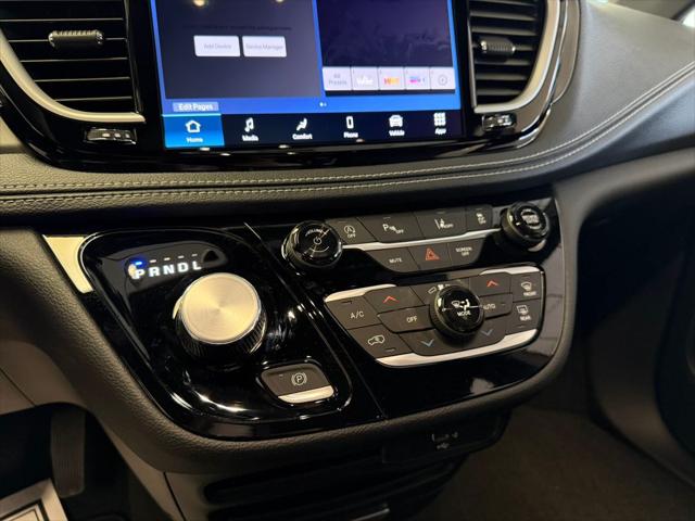 2026 Chrysler Pacifica Select AWD
