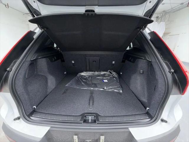 2026 Volvo XC40 Black Edition Ultra, B5 AWD Gas (mild hybrid)