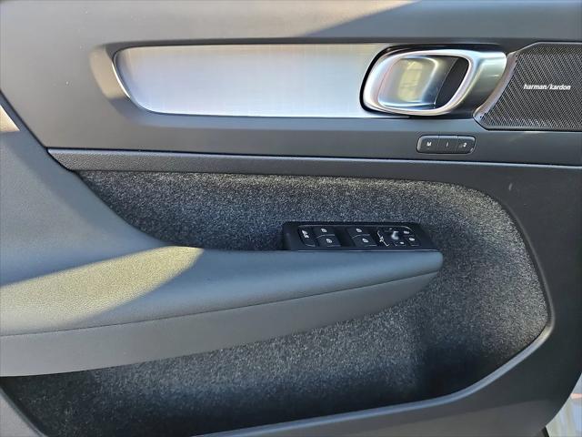 2026 Volvo XC40 Black Edition Ultra, B5 AWD Gas (mild hybrid)