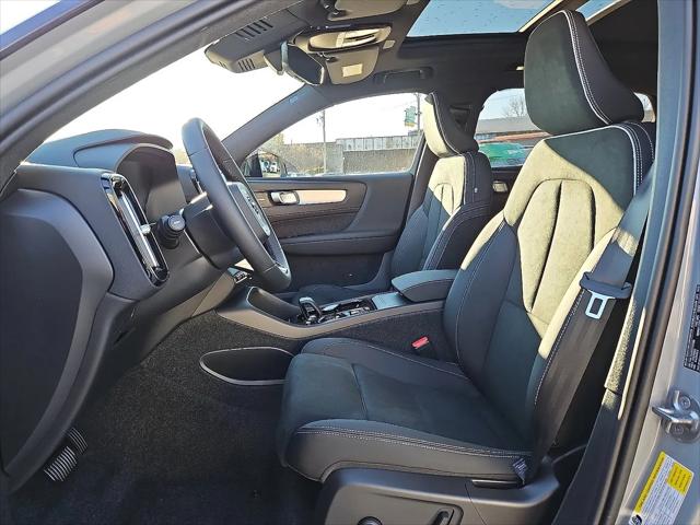 2026 Volvo XC40 Black Edition Ultra, B5 AWD Gas (mild hybrid)