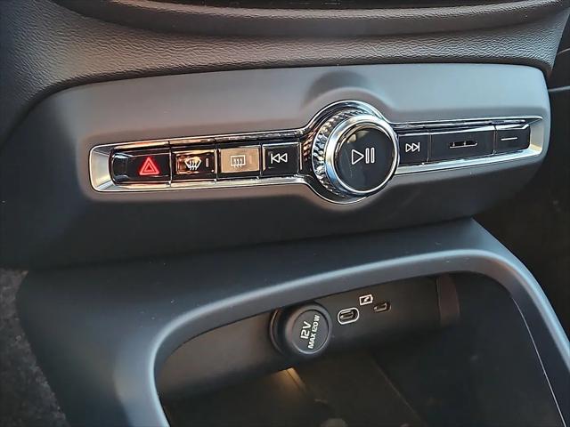 2026 Volvo XC40 Black Edition Ultra, B5 AWD Gas (mild hybrid)