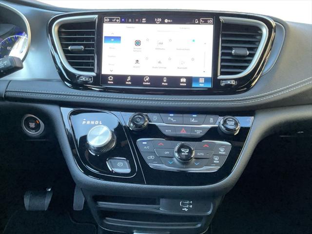 2026 Chrysler Pacifica Select AWD