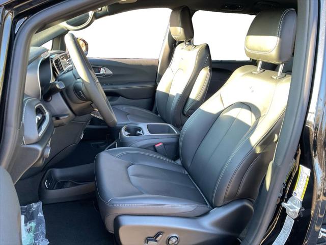 2026 Chrysler Pacifica Select AWD
