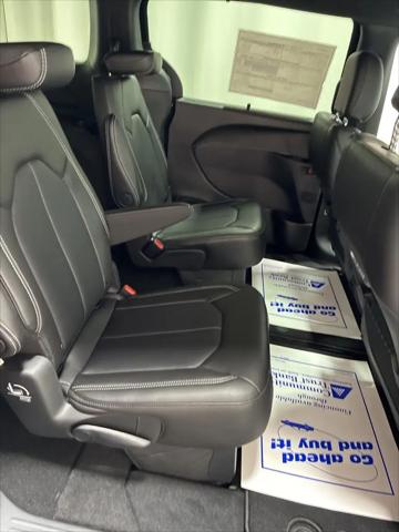 2026 Chrysler Pacifica Select AWD