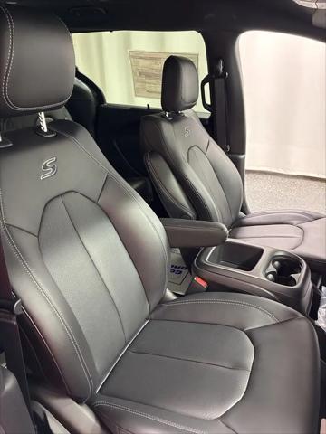 2026 Chrysler Pacifica Select AWD
