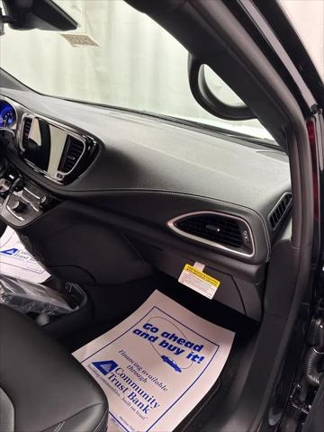 2026 Chrysler Pacifica Select AWD