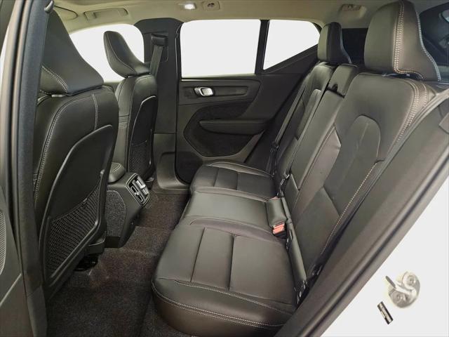 2026 Volvo XC40 Plus, B5 AWD Gas (mild hybrid), Dark