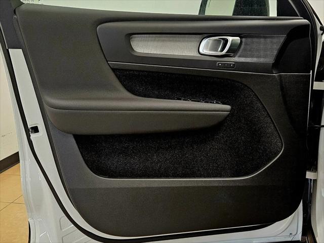2026 Volvo XC40 Plus, B5 AWD Gas (mild hybrid), Dark