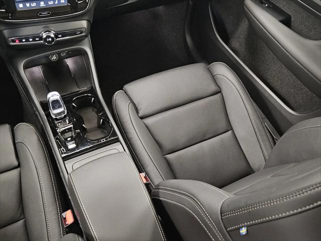 2026 Volvo XC40 Plus, B5 AWD Gas (mild hybrid), Dark
