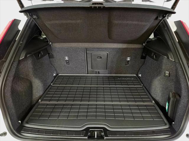 2026 Volvo XC40 Plus, B5 AWD Gas (mild hybrid), Dark