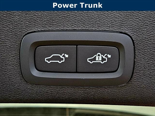 2026 Volvo XC40 Plus, B5 AWD Gas (mild hybrid), Dark