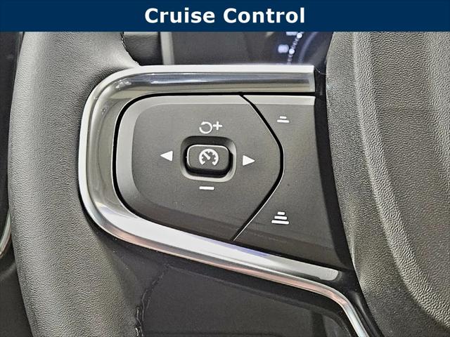 2026 Volvo XC40 Plus, B5 AWD Gas (mild hybrid), Dark