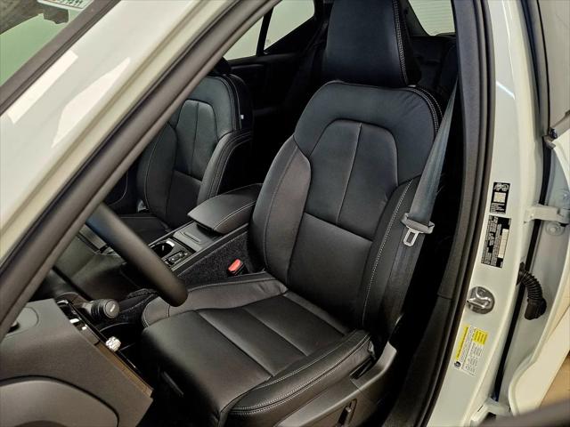 2026 Volvo XC40 Plus, B5 AWD Gas (mild hybrid), Dark