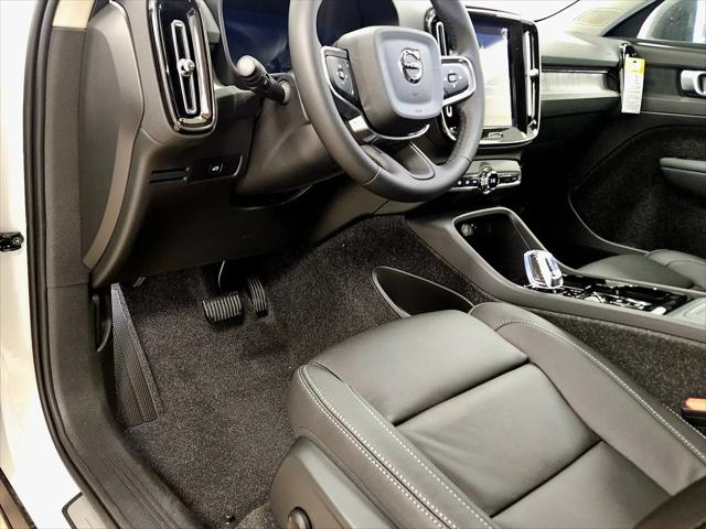 2026 Volvo XC40 Plus, B5 AWD Gas (mild hybrid), Dark