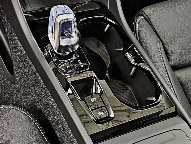 2026 Volvo XC40 Plus, B5 AWD Gas (mild hybrid), Dark