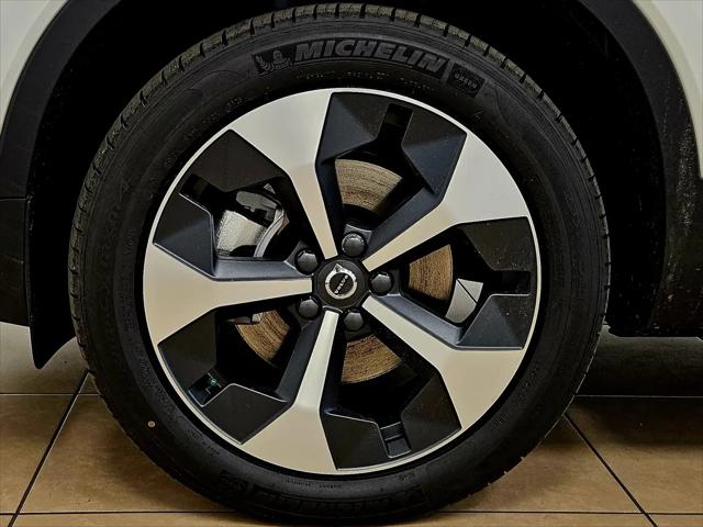 2026 Volvo XC40 Plus, B5 AWD Gas (mild hybrid), Dark