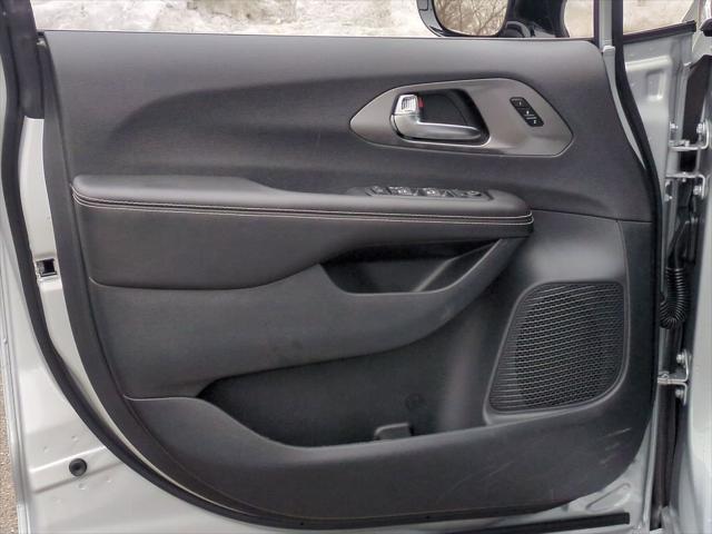 2026 Chrysler Pacifica Select AWD