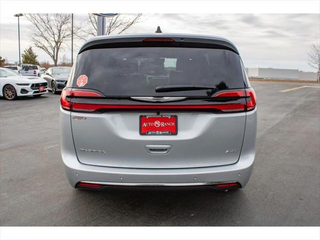 2026 Chrysler Pacifica Select AWD