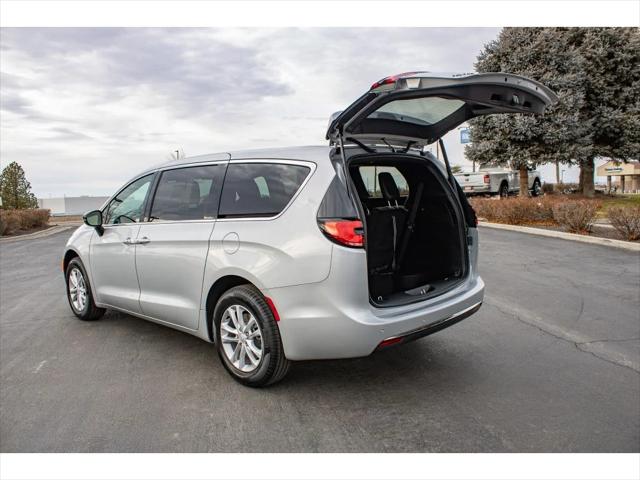 2026 Chrysler Pacifica Select AWD