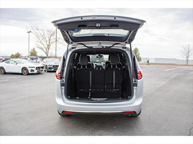 2026 Chrysler Pacifica Select AWD