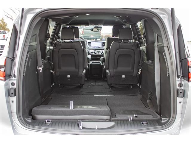 2026 Chrysler Pacifica Select AWD