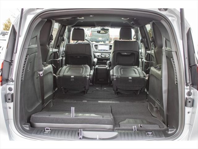 2026 Chrysler Pacifica Select AWD