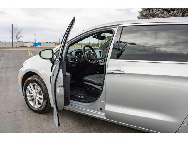 2026 Chrysler Pacifica Select AWD