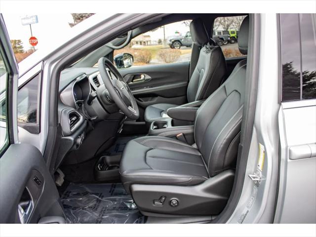 2026 Chrysler Pacifica Select AWD