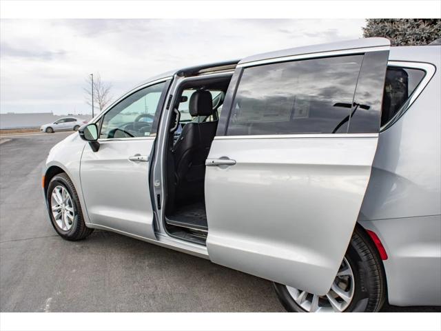 2026 Chrysler Pacifica Select AWD