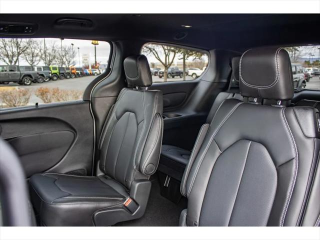 2026 Chrysler Pacifica Select AWD