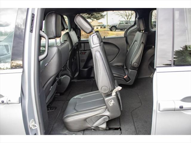 2026 Chrysler Pacifica Select AWD