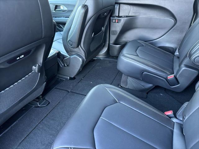 2026 Chrysler Pacifica Select AWD