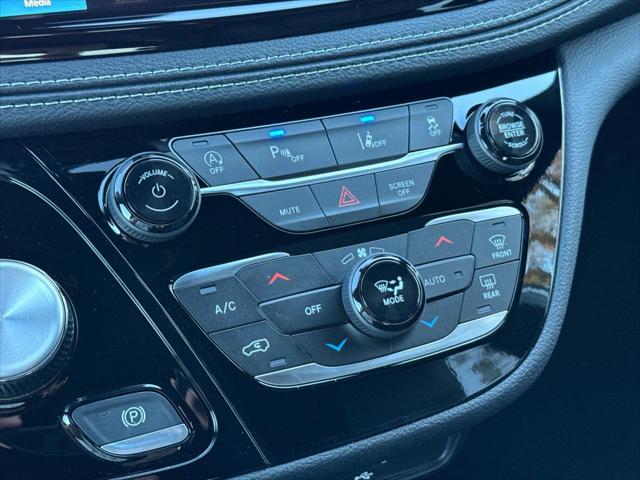 2026 Chrysler Pacifica Select AWD