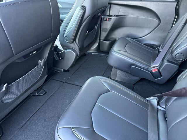 2026 Chrysler Pacifica Select AWD