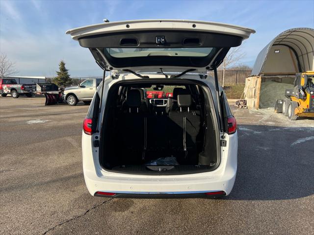 2026 Chrysler Pacifica Select AWD