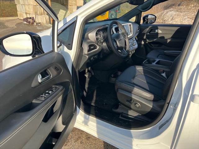 2026 Chrysler Pacifica Select AWD