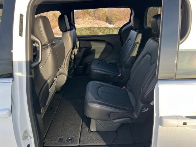 2026 Chrysler Pacifica Select AWD