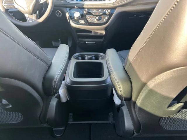 2026 Chrysler Pacifica Select AWD