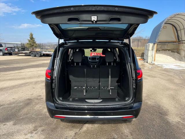 2026 Chrysler Pacifica Select AWD