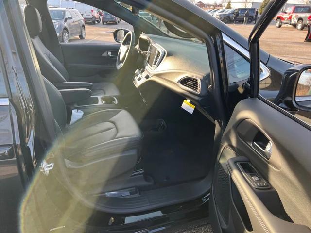 2026 Chrysler Pacifica Select AWD