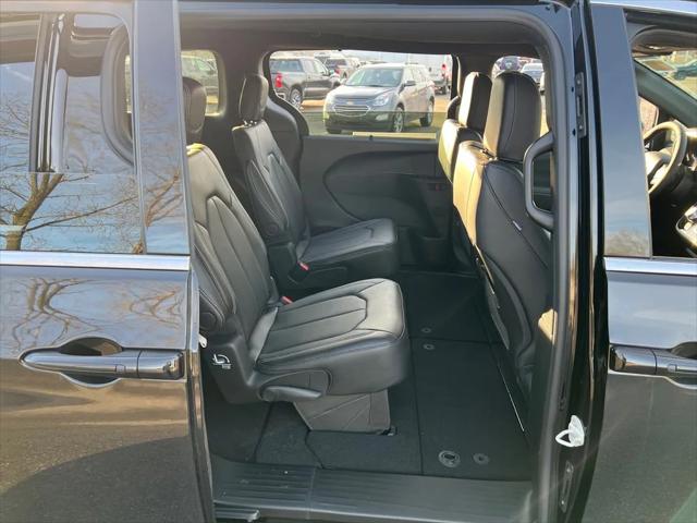 2026 Chrysler Pacifica Select AWD