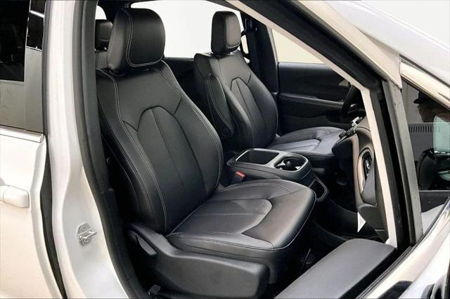 2026 Chrysler Pacifica Select AWD