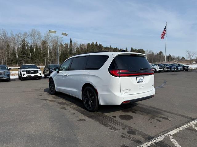 2026 Chrysler Pacifica Select AWD