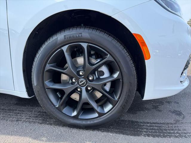 2026 Chrysler Pacifica Select AWD