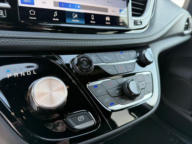 2026 Chrysler Pacifica Select AWD