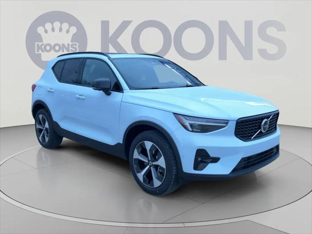 2026 Volvo XC40 Plus, B5 AWD Gas mild hybrid, Dark