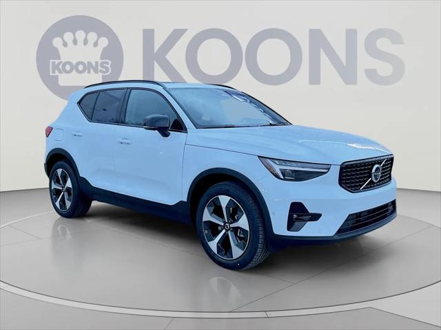 2026 Volvo XC40 Plus, B5 AWD Gas mild hybrid, Dark
